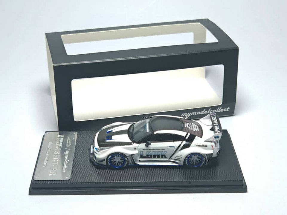 Model Collect MC 1:64 Diecast Model GT-R R35 Silhouette Works GT 35GT-RR  A) White-Black Livery