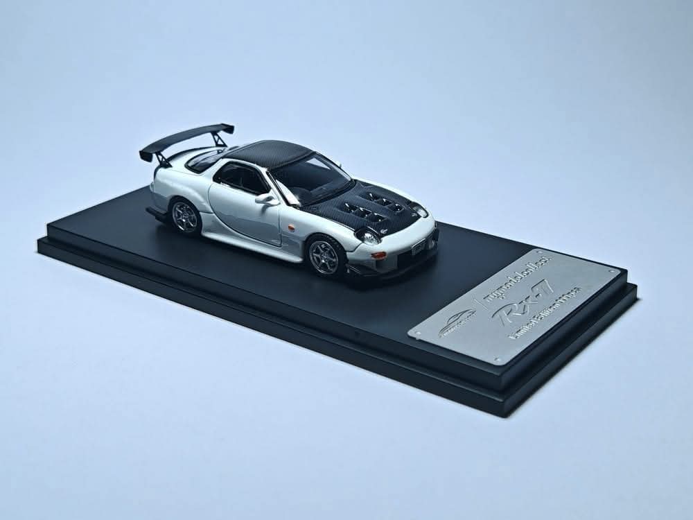 Model Collect MC 1:64 Diecast Model RE Amemiya RX-7 Mk3 FD3S Carbon-Hood
Color: White