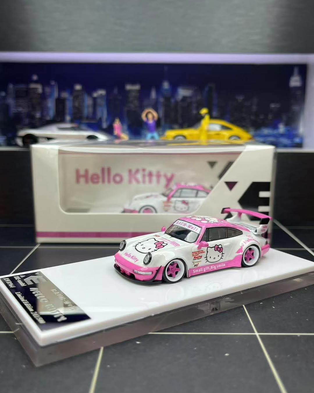 XKE 1:64 Diecast Model
RWB964 GT Wing
Hello Kitty Livery(Pink Rims)