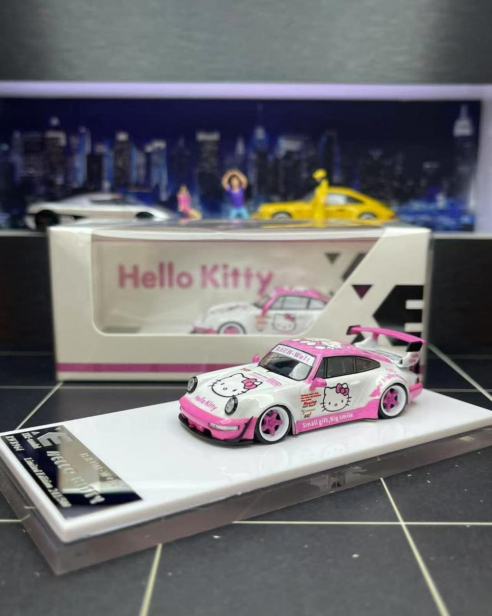 XKE 1:64 Diecast Model
RWB964 GT Wing
Hello Kitty Livery(Pink Rims)