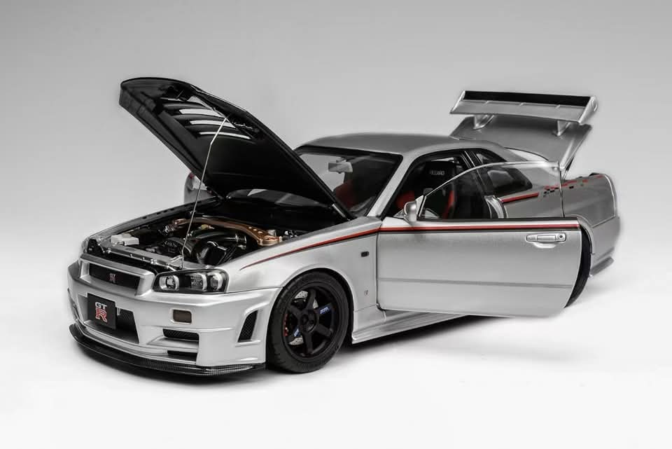 China Hobby Expo Exclusive 1/18 Nissan Skyline GT-R (R34) NISMO CUSTOMIZED Gulf Silver/Carbon Fiber Cover